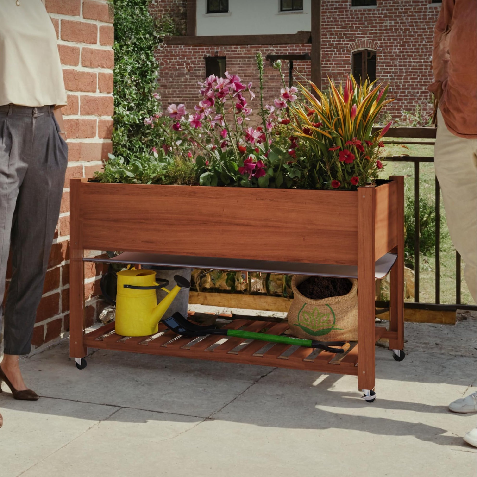 Huerto urbano elevado de madera con ruedas y estante inferior color roble Garvee